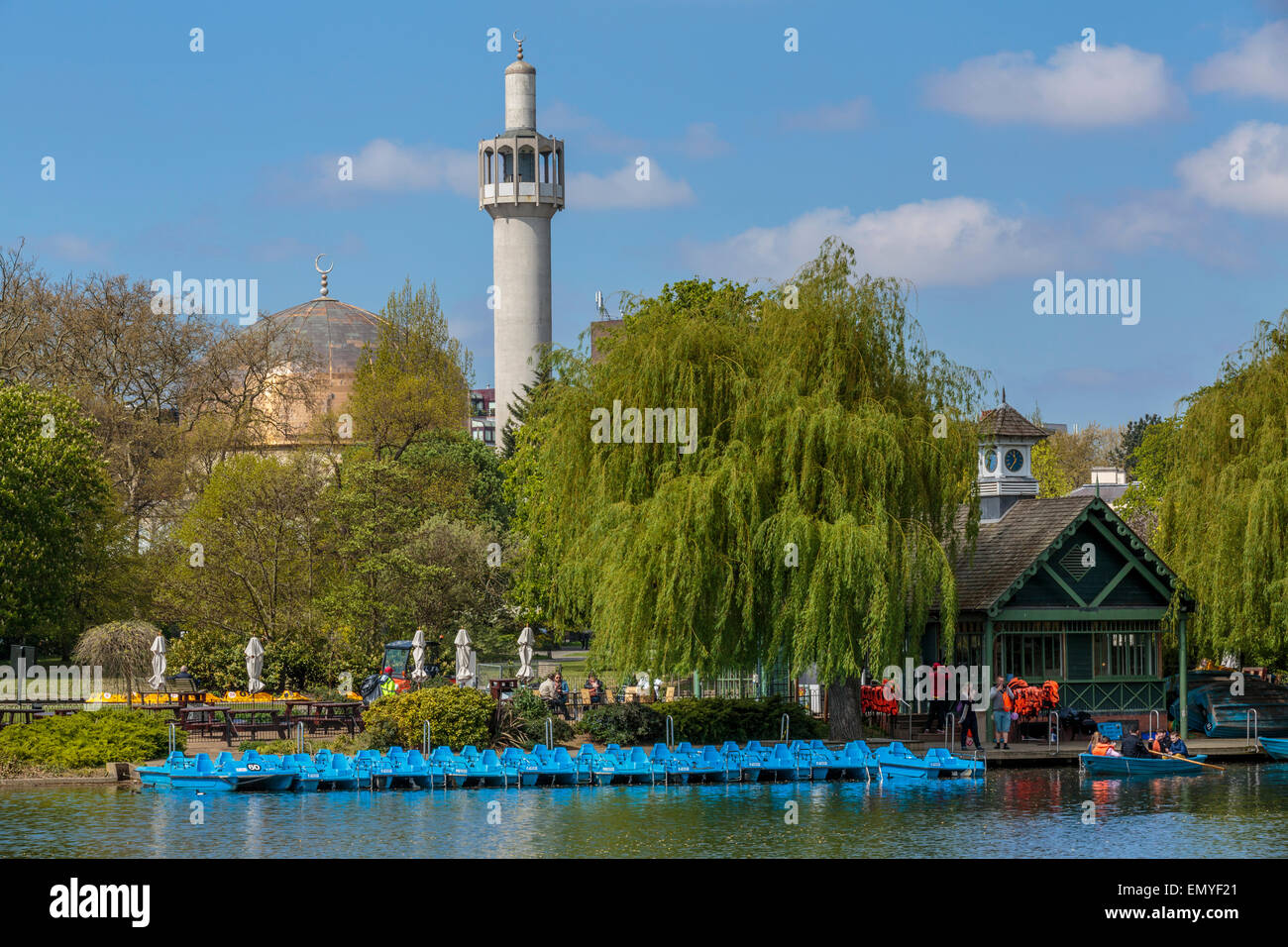 Il Regents Park in barca il lago e Londra Moschea centrale su un soleggiato blue sky giorno , London, England Regno Unito Foto Stock