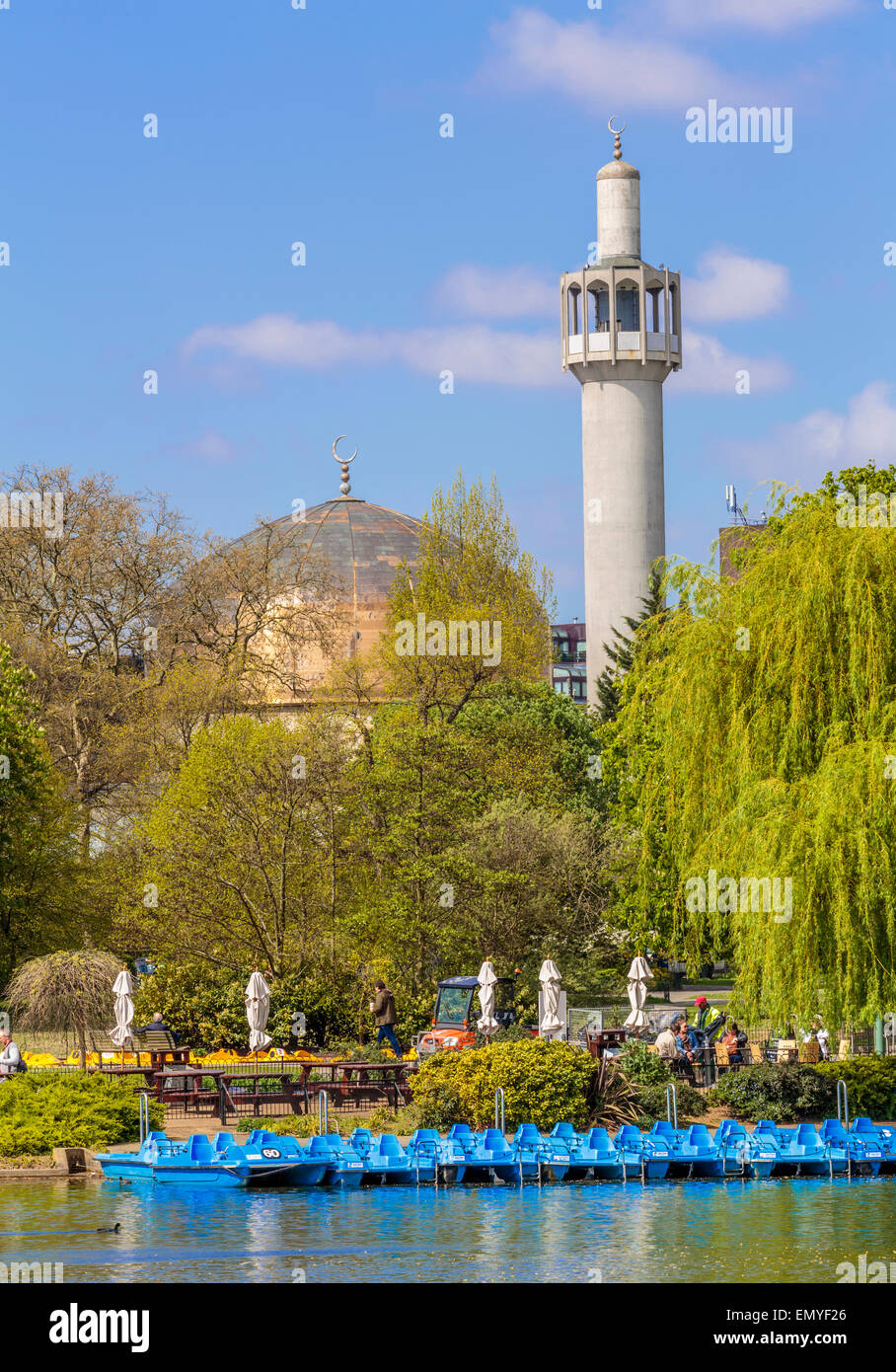 Il Regents Park in barca il lago e Londra Moschea centrale di Londra Inghilterra REGNO UNITO Foto Stock