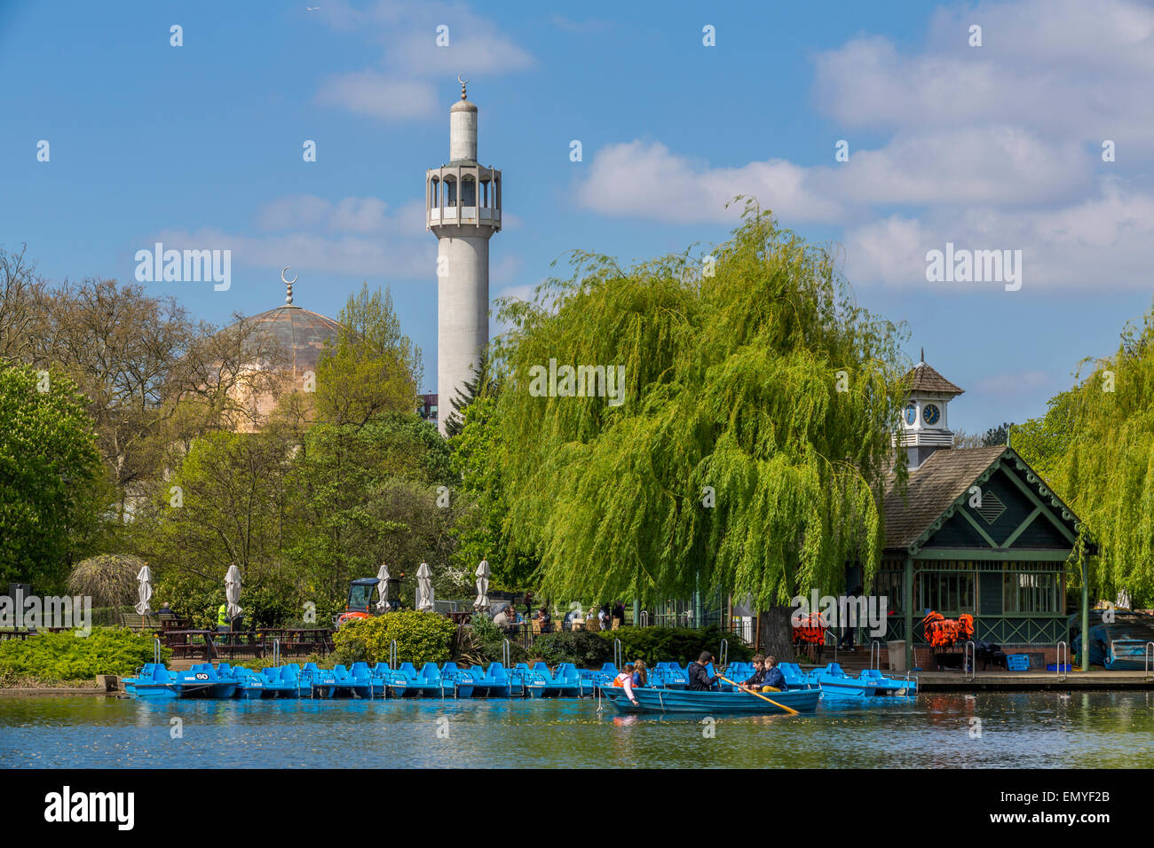 Il Regents Park in barca il lago e Londra Moschea centrale di Londra, Inghilterra REGNO UNITO Foto Stock