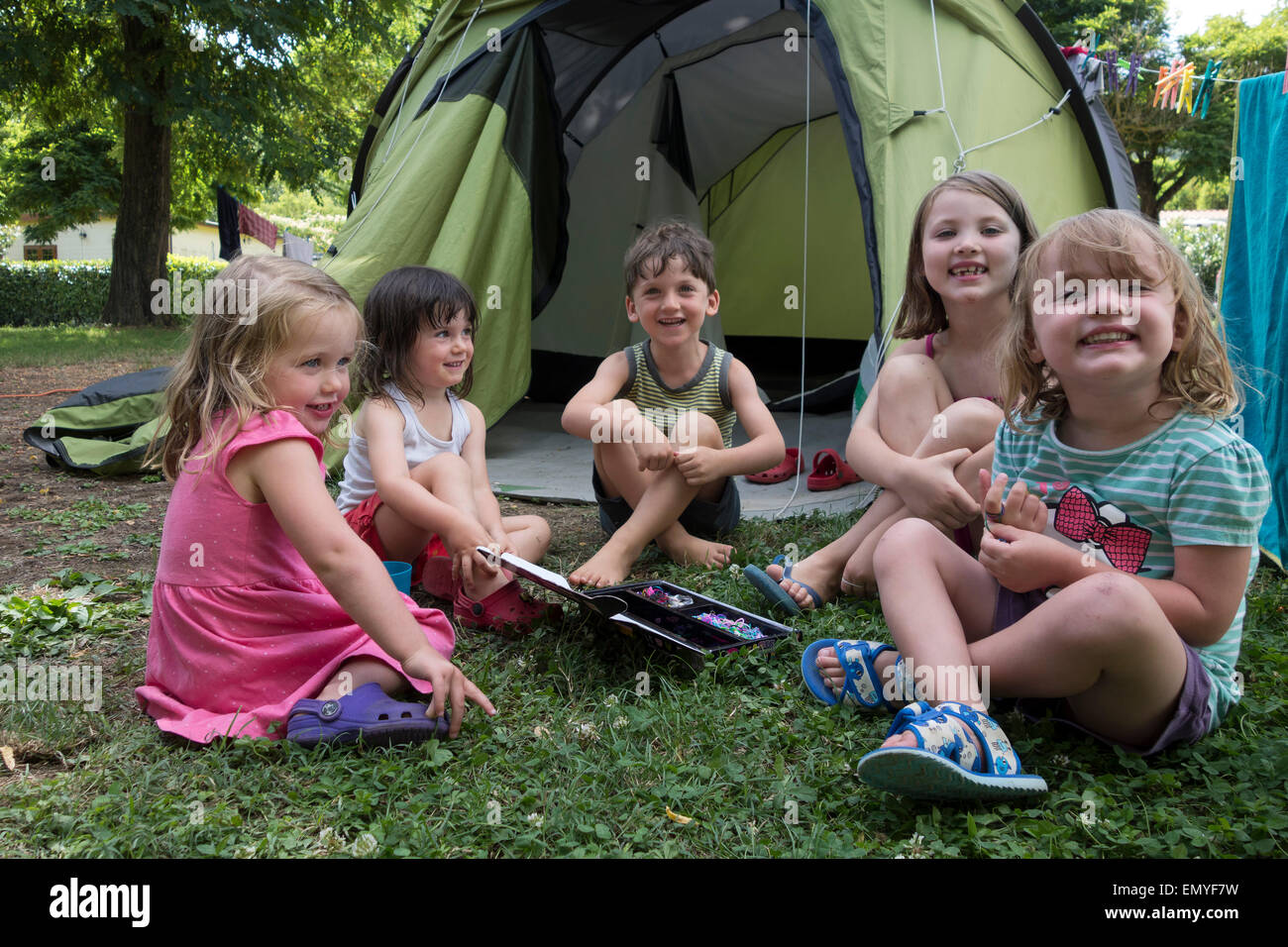 Il Lago di Bracciano. Lazio. L'Italia. Bambini in vacanza in campeggio. Foto Stock