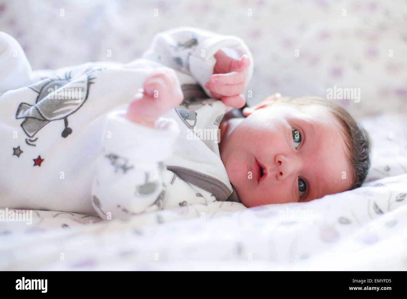 11-giorno vecchia ragazza bambino giacente su un letto. Foto Stock
