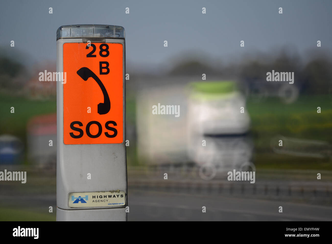 Autocarro passando sos ripartizione di emergenza telefono sulla a64 strada vicino a York Yorkshire Regno Unito Foto Stock