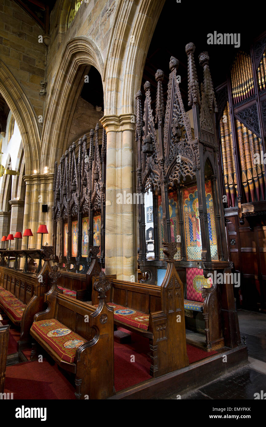 Regno Unito, Inghilterra, Lancashire, Lancaster, St Mary Priory Chiesa, coro medievale schermo dietro a stalle moderne Foto Stock