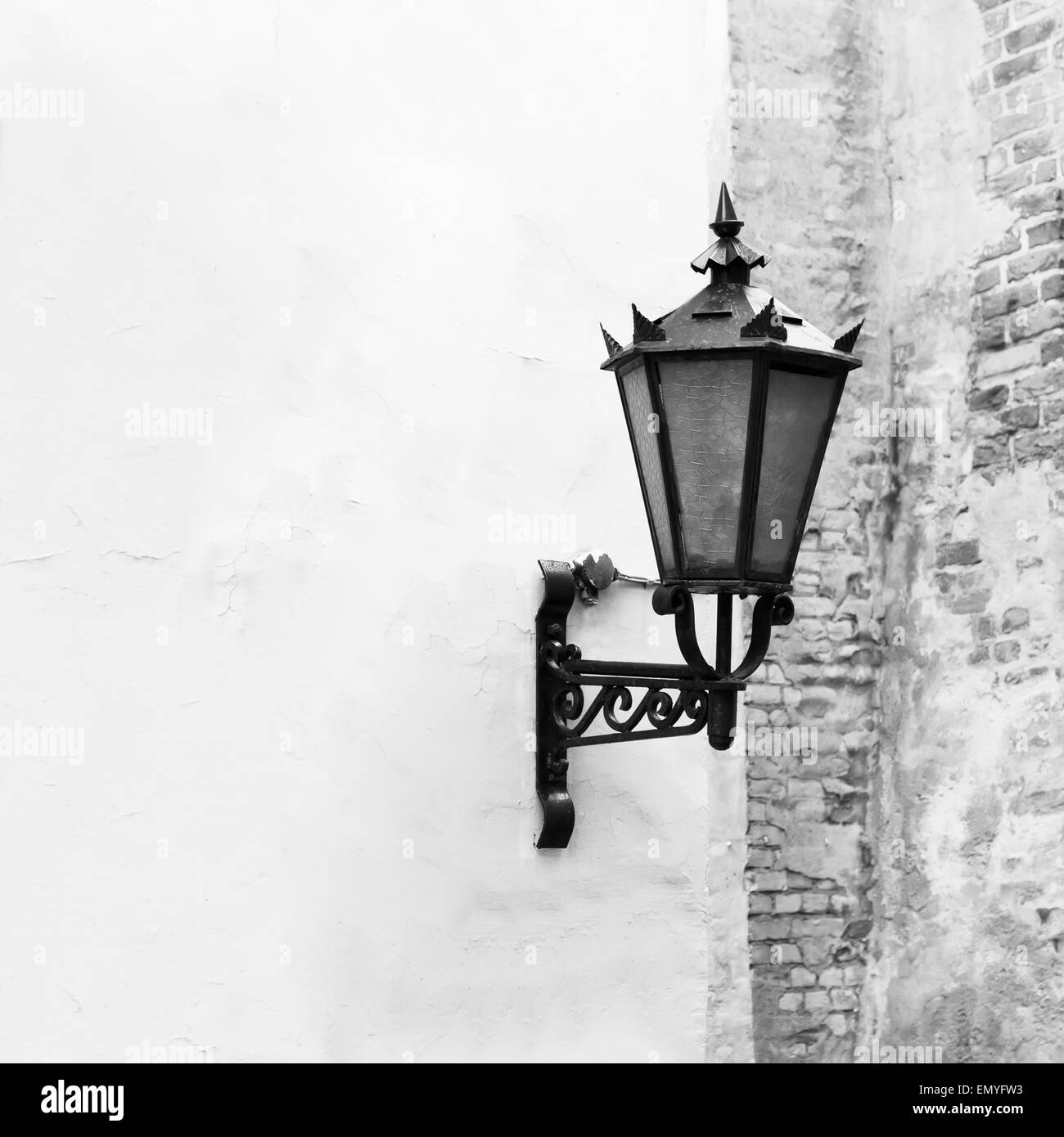 Vintage lampione contro il vecchio muro sfondo. Riga, Lettonia Foto Stock