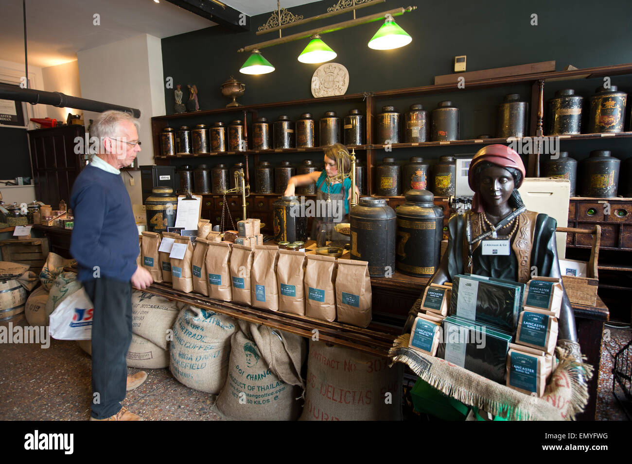 Regno Unito, Inghilterra, Lancashire, Lancaster, Cina Street, all'interno di Atkinson Tea Shop stabilito 1832, cliente di essere servito Foto Stock