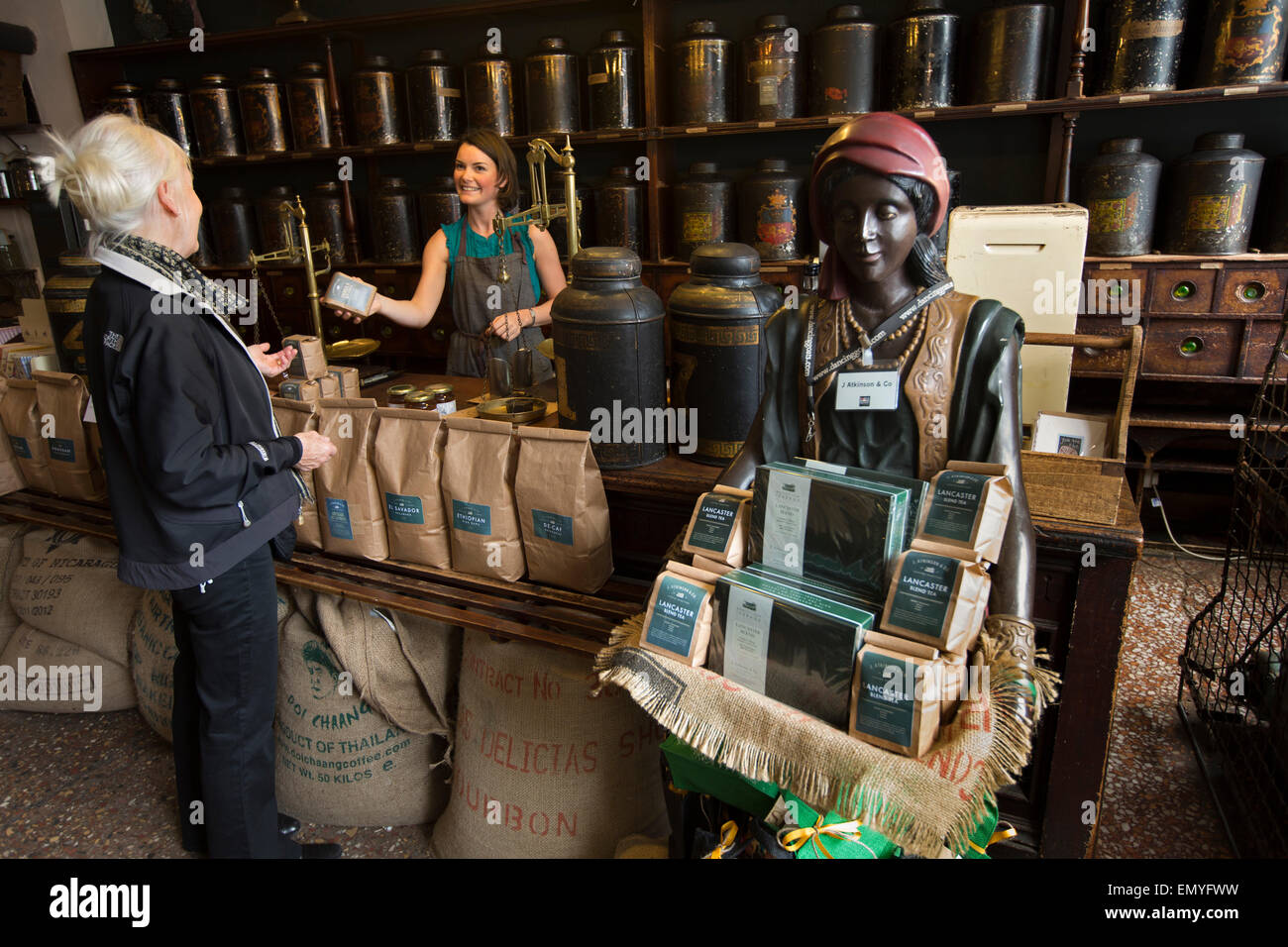 Regno Unito, Inghilterra, Lancashire, Lancaster, Cina Street, all'interno di Atkinson Tea Shop, stabilito 1832 Foto Stock