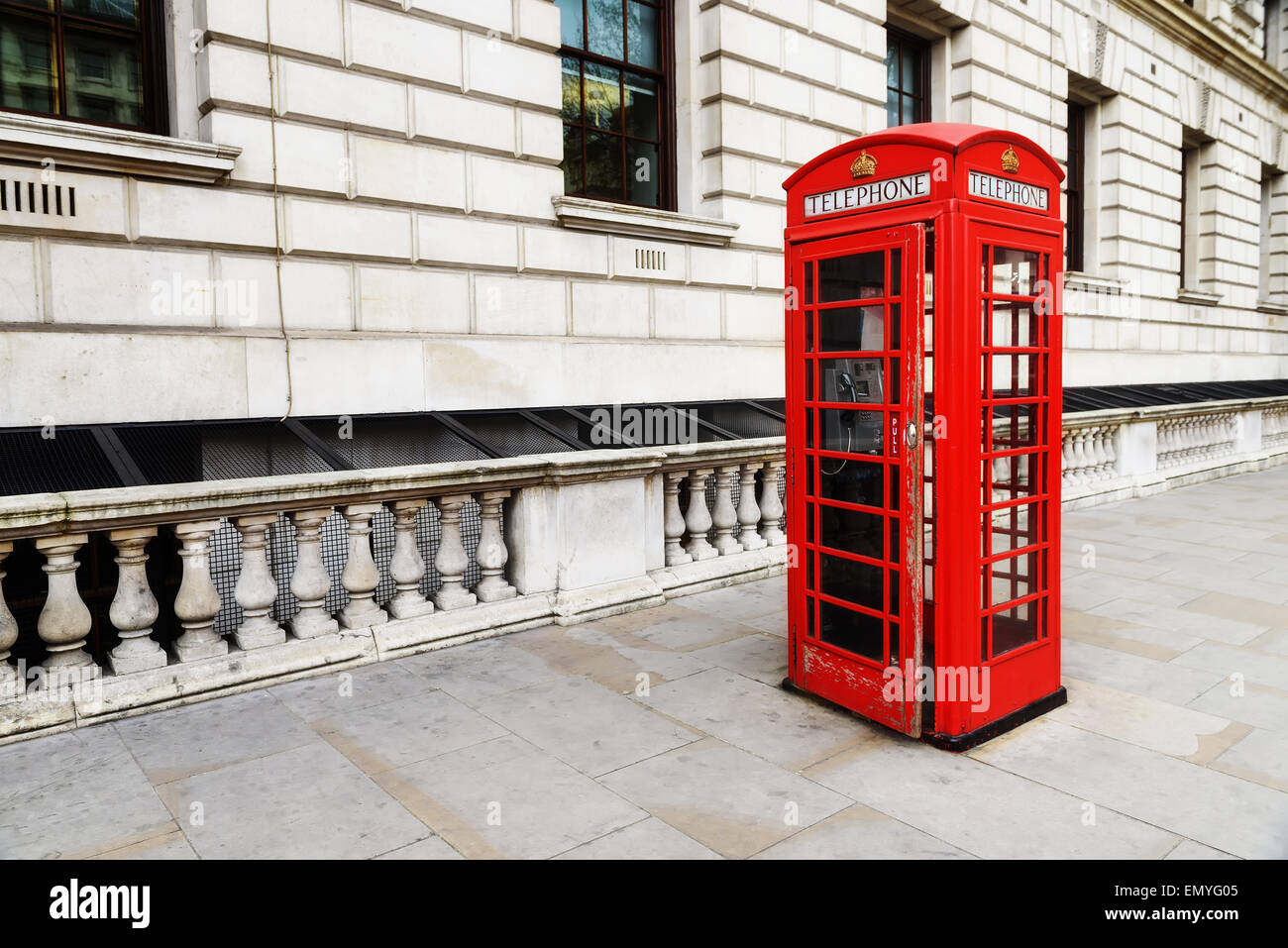 Telefono rosso vicino al Big Ben e a Londra, Inghilterra, Regno Unito. Uno dei simboli della città di Londra. Foto Stock