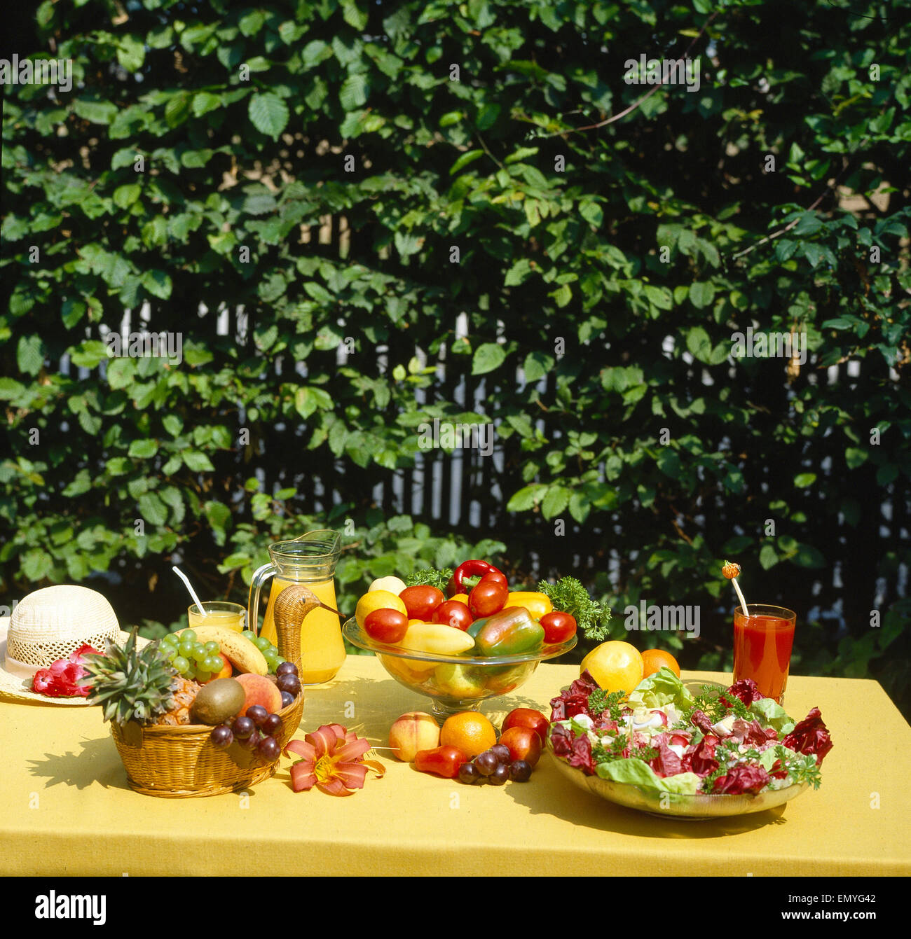 Deutschland, Tisch mit Früchten Foto Stock