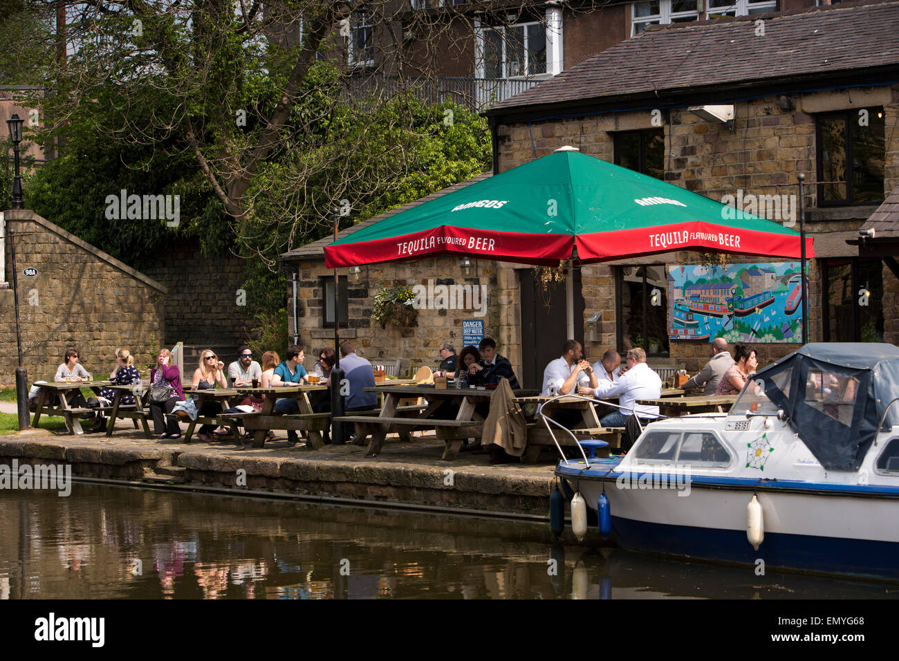 Regno Unito, Inghilterra, Lancashire, Lancaster, i clienti a banca Canale di Beagle pub Foto Stock