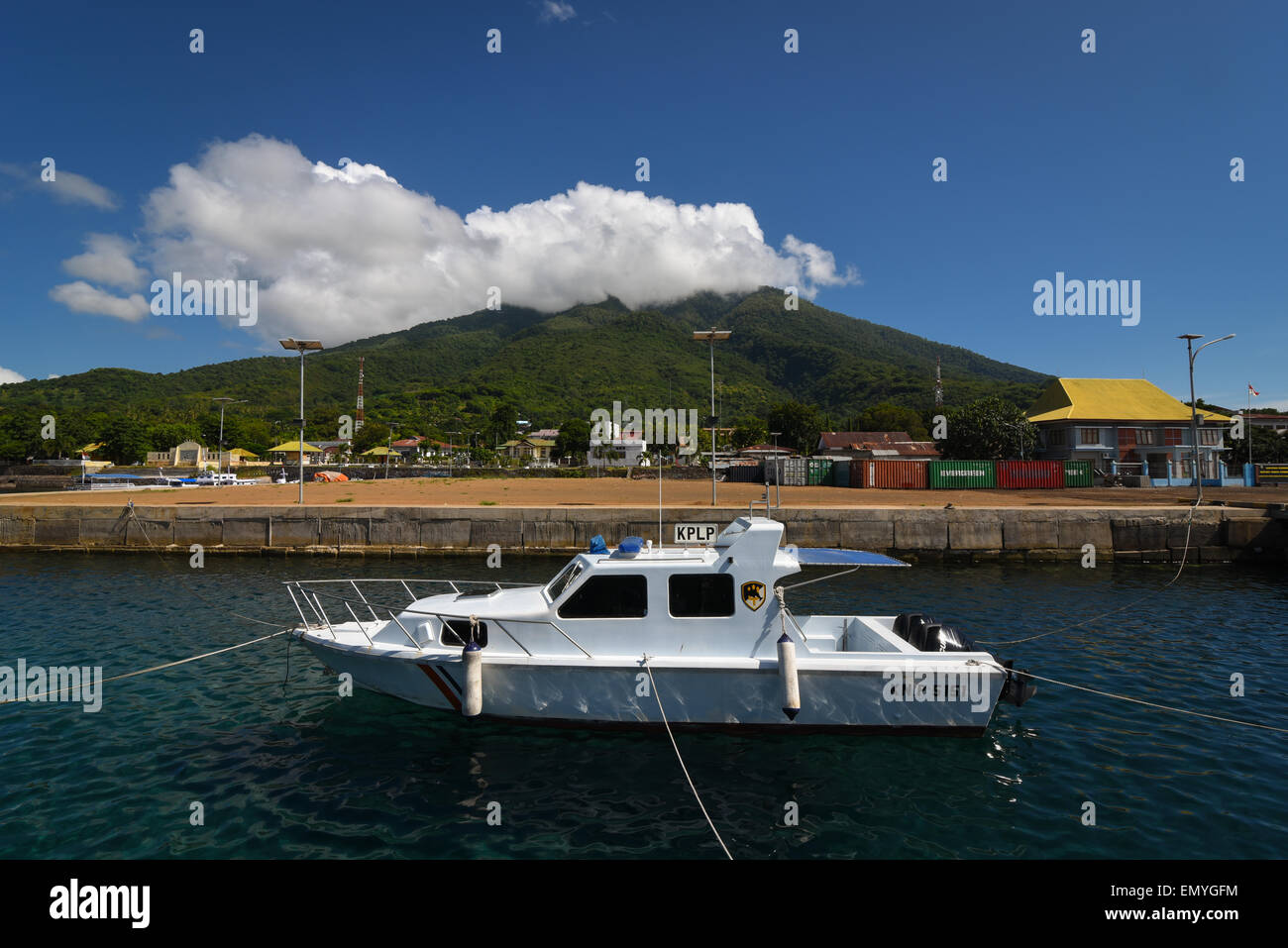 Porto di Larantuka città sull'EST sull isola di Flores, Indonesia. Montare Mandiri sullo sfondo. Foto Stock