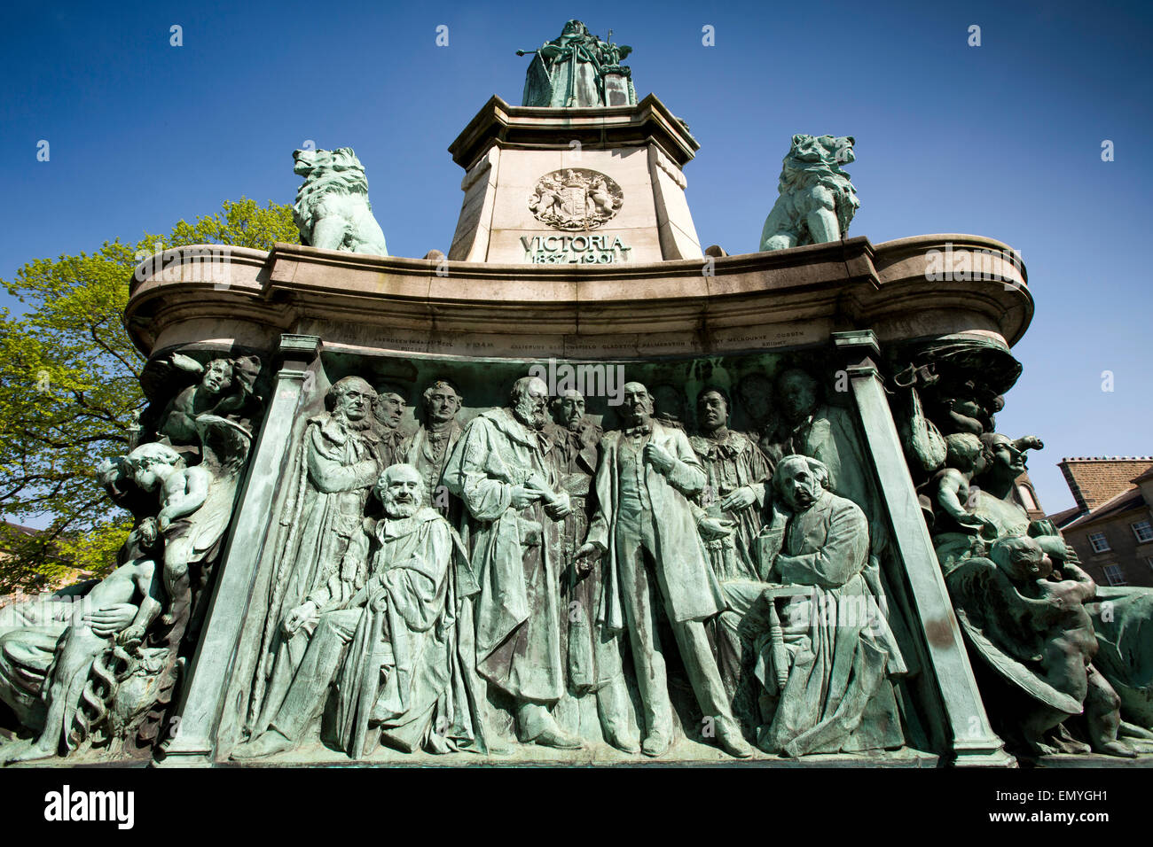 Regno Unito, Inghilterra, Lancashire, Lancaster, Dalton Square, Monumento Victoria, eminente Victorians pannello di bronzo Foto Stock