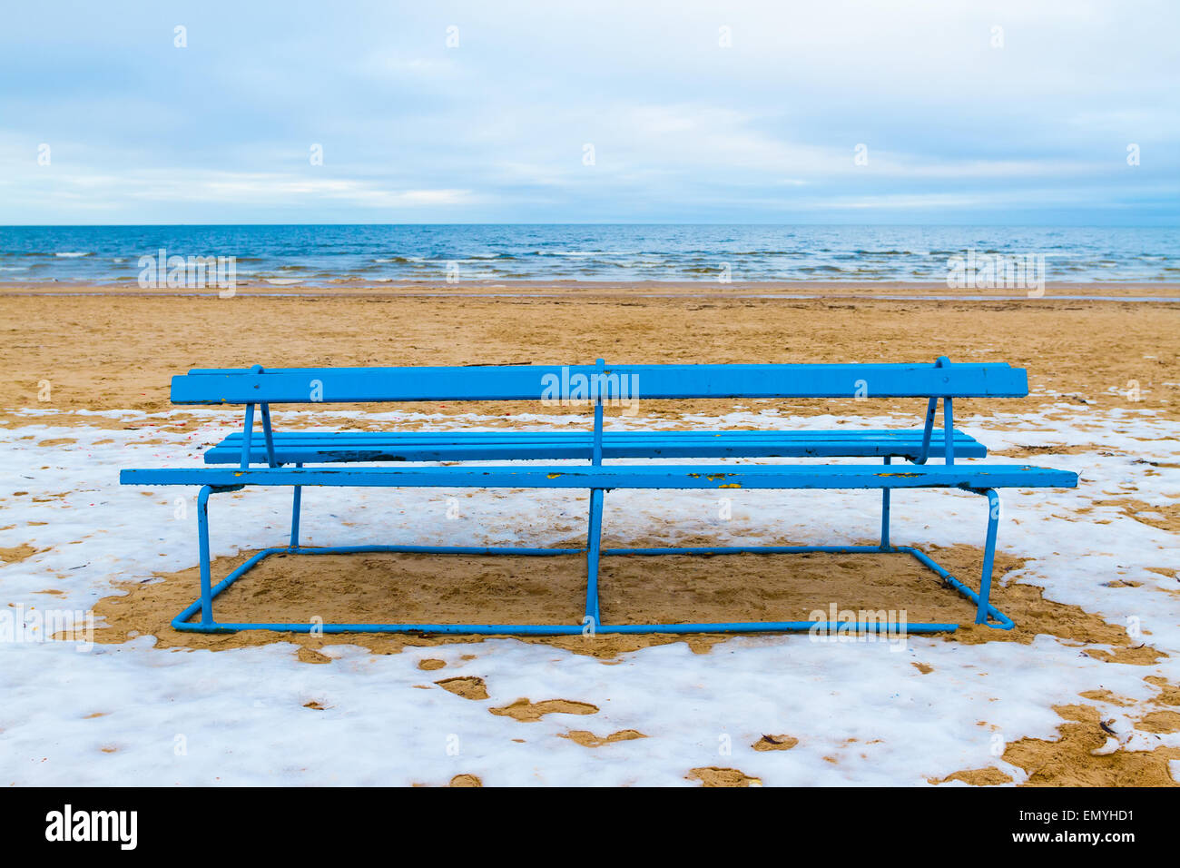 Vista invernale di una spiaggia. Una panchina nel parco su una spiaggia invernale. Foto Stock