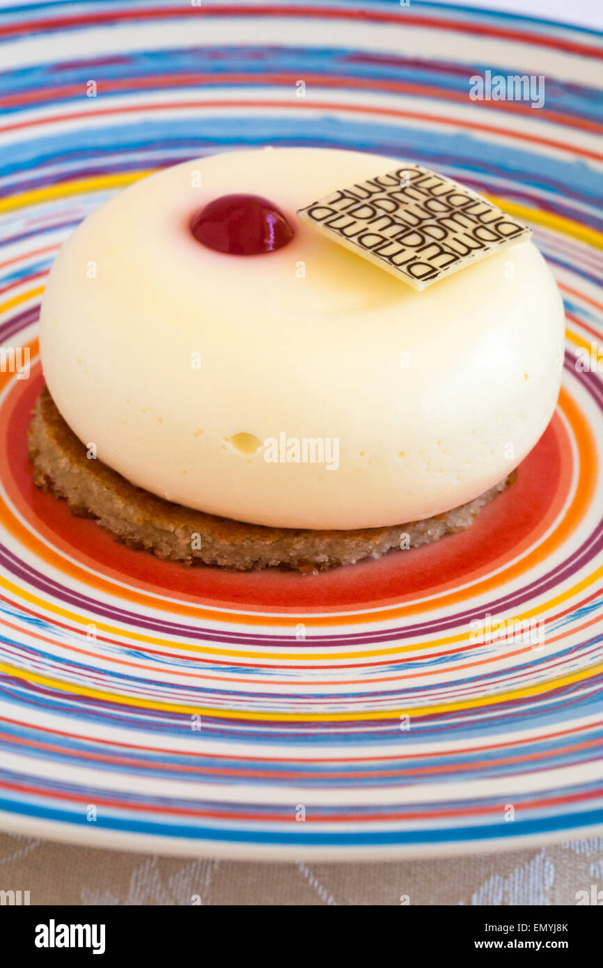 La Marks & Spencer tè inglese del pomeriggio con dolci preferiti di Cambridge Strawberry & Earl Grey impostato sulla piastra a strisce Foto Stock