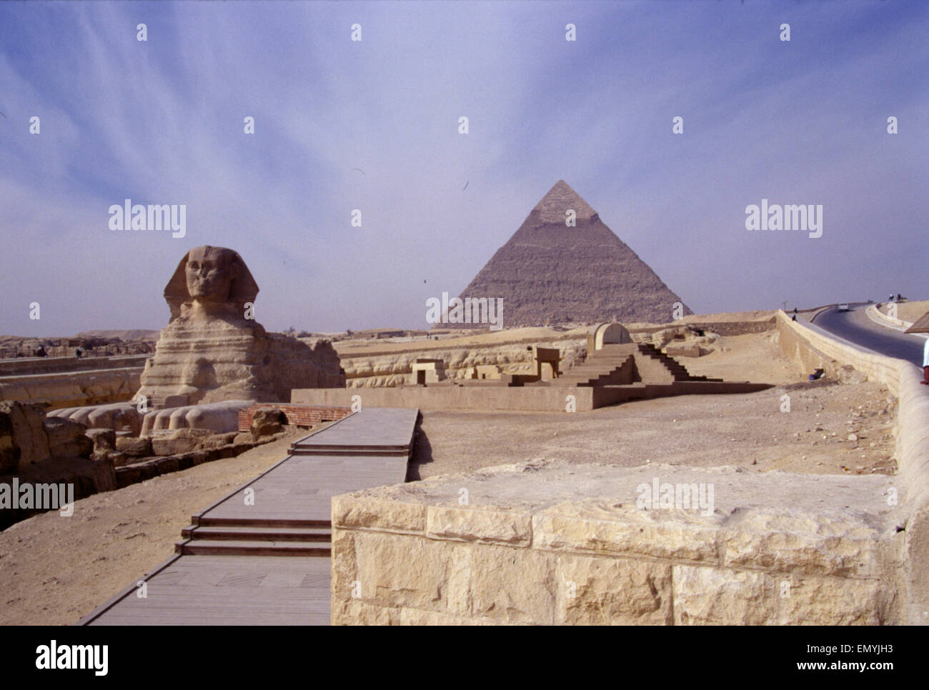Dicembre 2002 - GIZEH: la Sfinge e una Piramide di Giza, Cairo, Egitto. Foto Stock