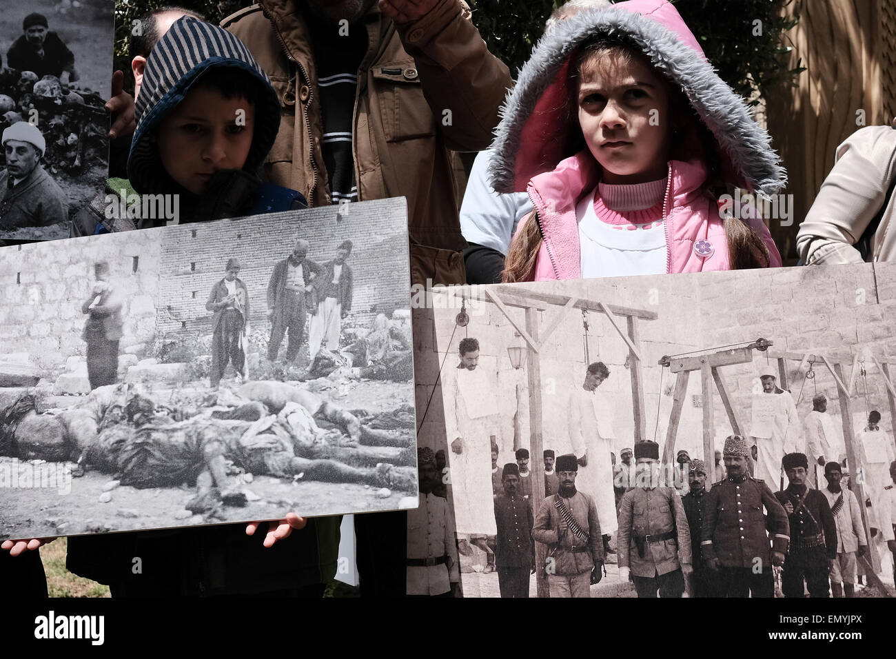 Gerusalemme. 24 apr, 2015. Gli armeni marzo attraverso il quartiere armeno nella Città Vecchia verso il consolato turco portando bandiere e cartelli di protesta del centesimo anniversario del genocidio armeno perpetrato dai Turchi nella prima guerra mondiale contro i cristiani dell'Anatolia. Gli Armeni rivendicazione 1,5 milioni di vittime. La Turchia nega la responsabilità. Credito: Nir Alon/Alamy Live News Foto Stock