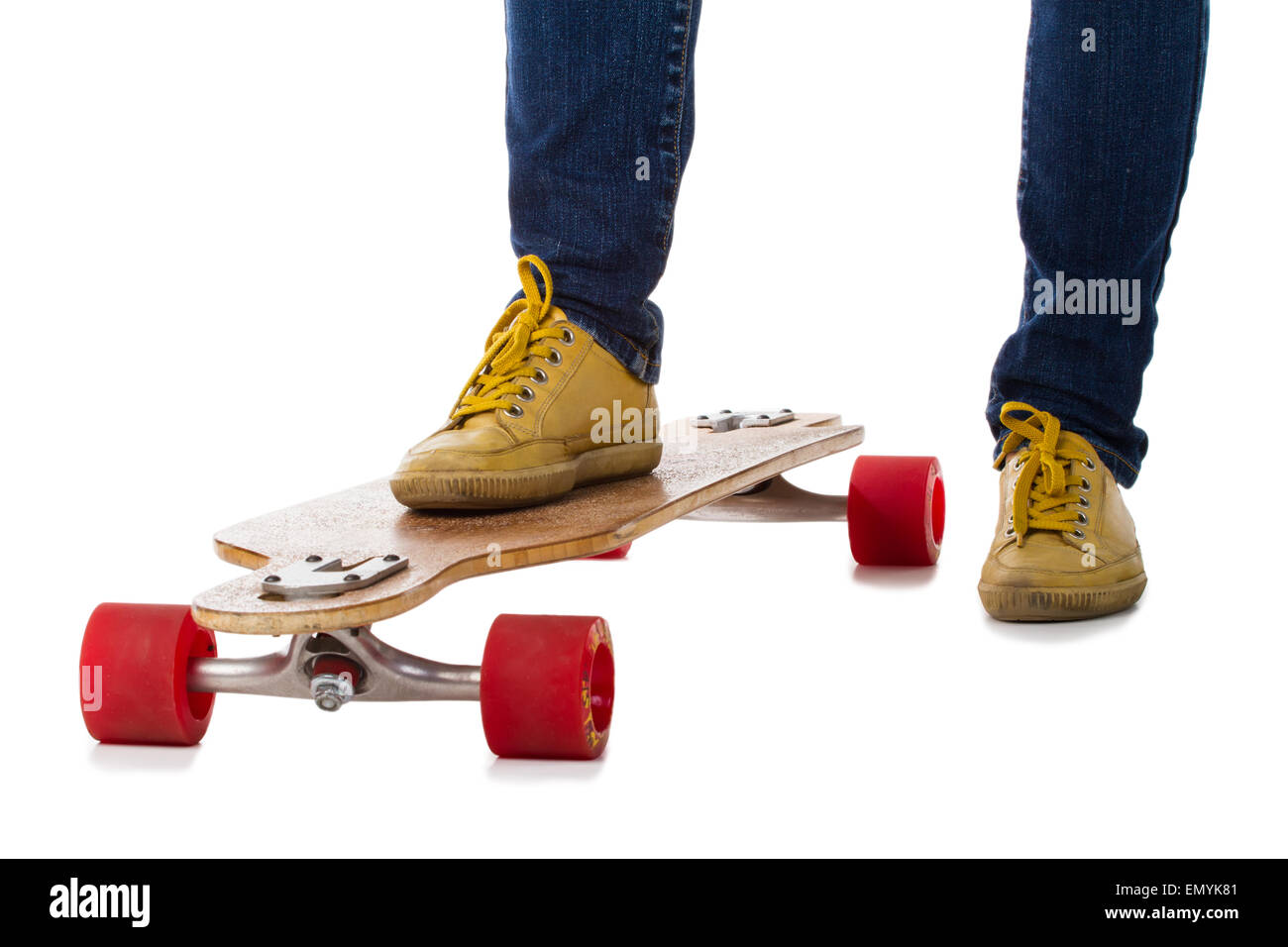 Guidatore di skateboard i piedi in piedi su un longboard Foto Stock