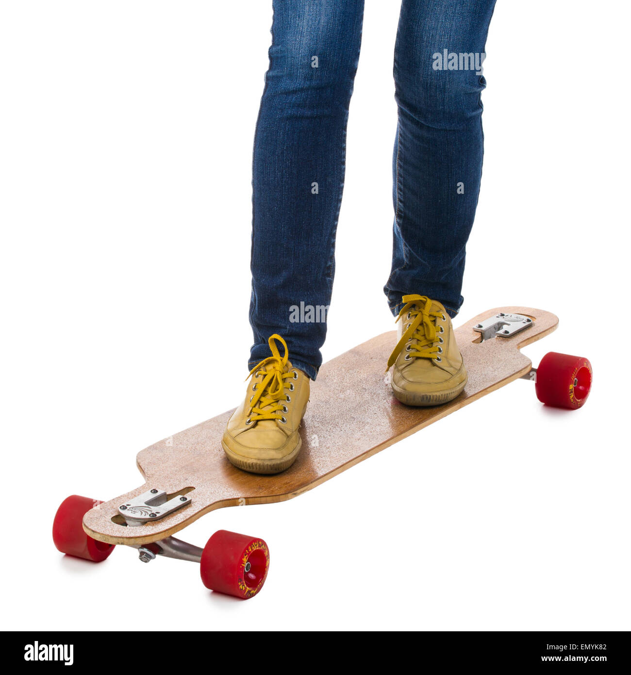 Guidatore di skateboard in piedi su un longboard Foto Stock