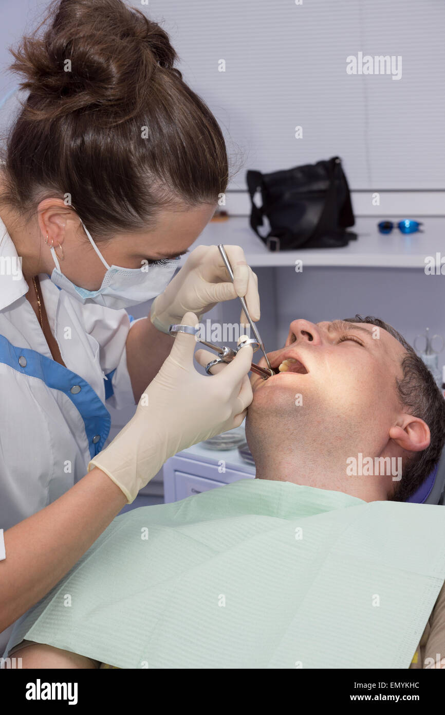 Il medico dentista dà al paziente una iniezione per anestesia prima del trattamento. Foto Stock