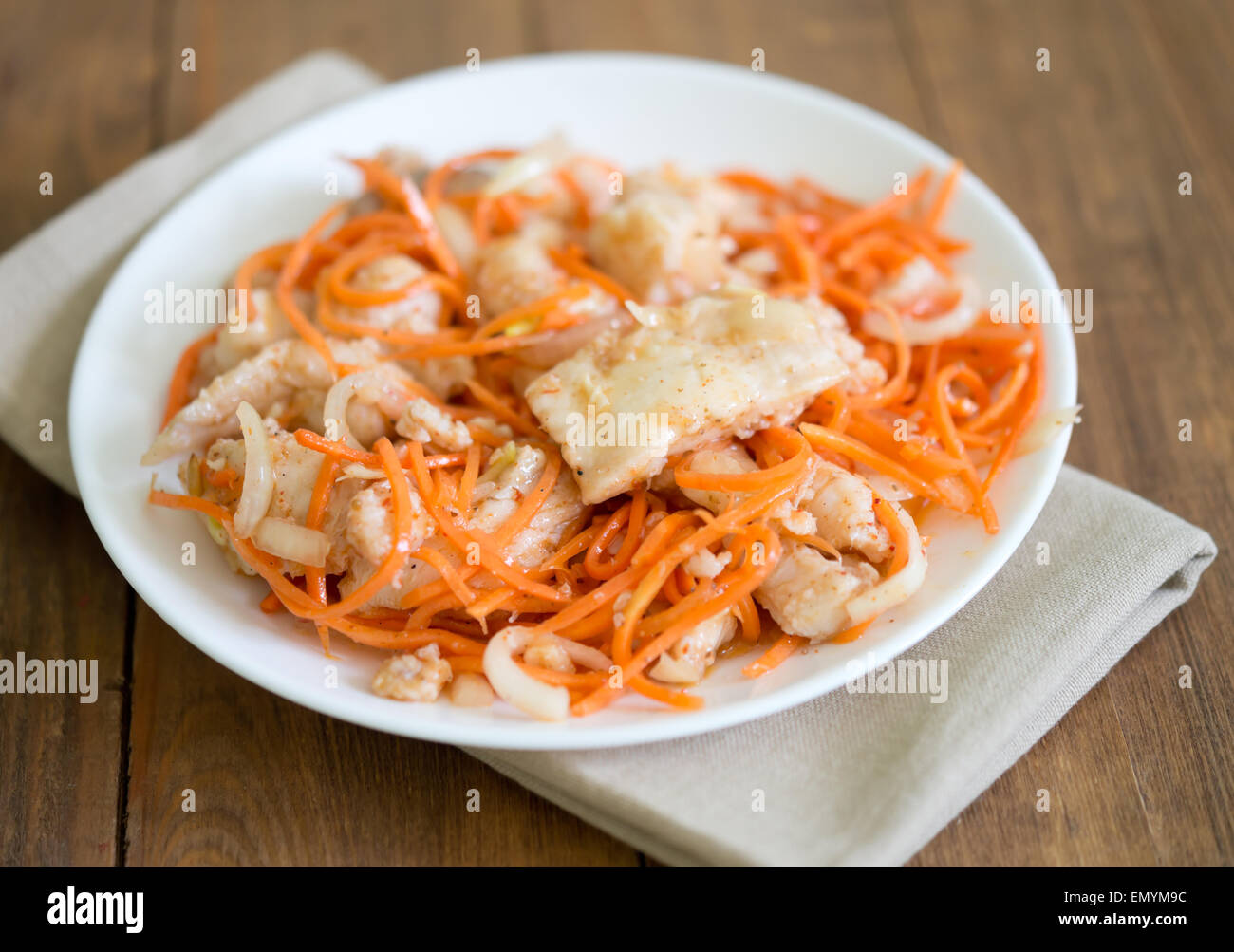 Hot pesce marinato con insalata di carote Foto Stock