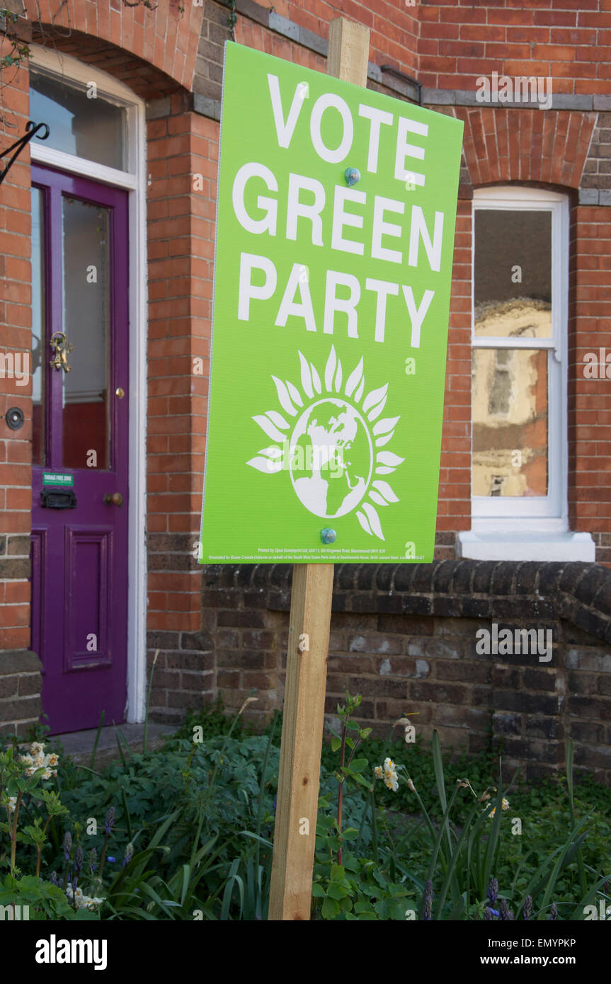 Politica inglese. Voto partito dei verdi. Una targhetta politico in una strada residenziale e supporta il Partito dei Verdi nel 2015 elezioni generali britanniche. Inghilterra, Regno Unito. Foto Stock