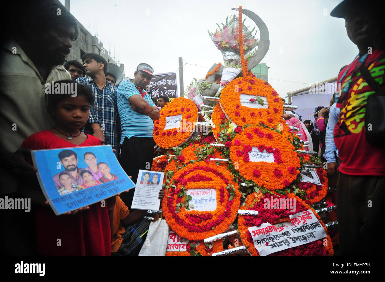 Dacca in Bangladesh. 24 apr, 2015. Popolo del Bangladesh laici corone floreali in memoria delle vittime della rana Plaza il crollo dell'edificio come segnano il secondo anniversario del disastro in corrispondenza del sito in cui l'edificio un tempo sorgeva in Savar, nella periferia di Dhaka il 24 aprile 2015. I manifestanti, che include centinaia di superstiti pianto per il risarcimento e chiedeva la sicurezza e i diritti del lavoro in migliaia di indumento fabbriche. Credito: Mamunur Rashid/Alamy Live News Foto Stock