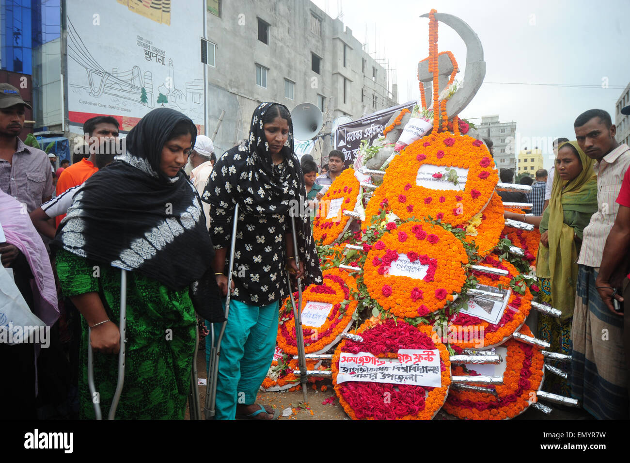 Dacca in Bangladesh. 24 apr, 2015. Popolo del Bangladesh laici corone floreali in memoria delle vittime della rana Plaza il crollo dell'edificio come segnano il secondo anniversario del disastro in corrispondenza del sito in cui l'edificio un tempo sorgeva in Savar, nella periferia di Dhaka il 24 aprile 2015. I manifestanti, che include centinaia di superstiti pianto per il risarcimento e chiedeva la sicurezza e i diritti del lavoro in migliaia di indumento fabbriche. Credito: Mamunur Rashid/Alamy Live News Foto Stock