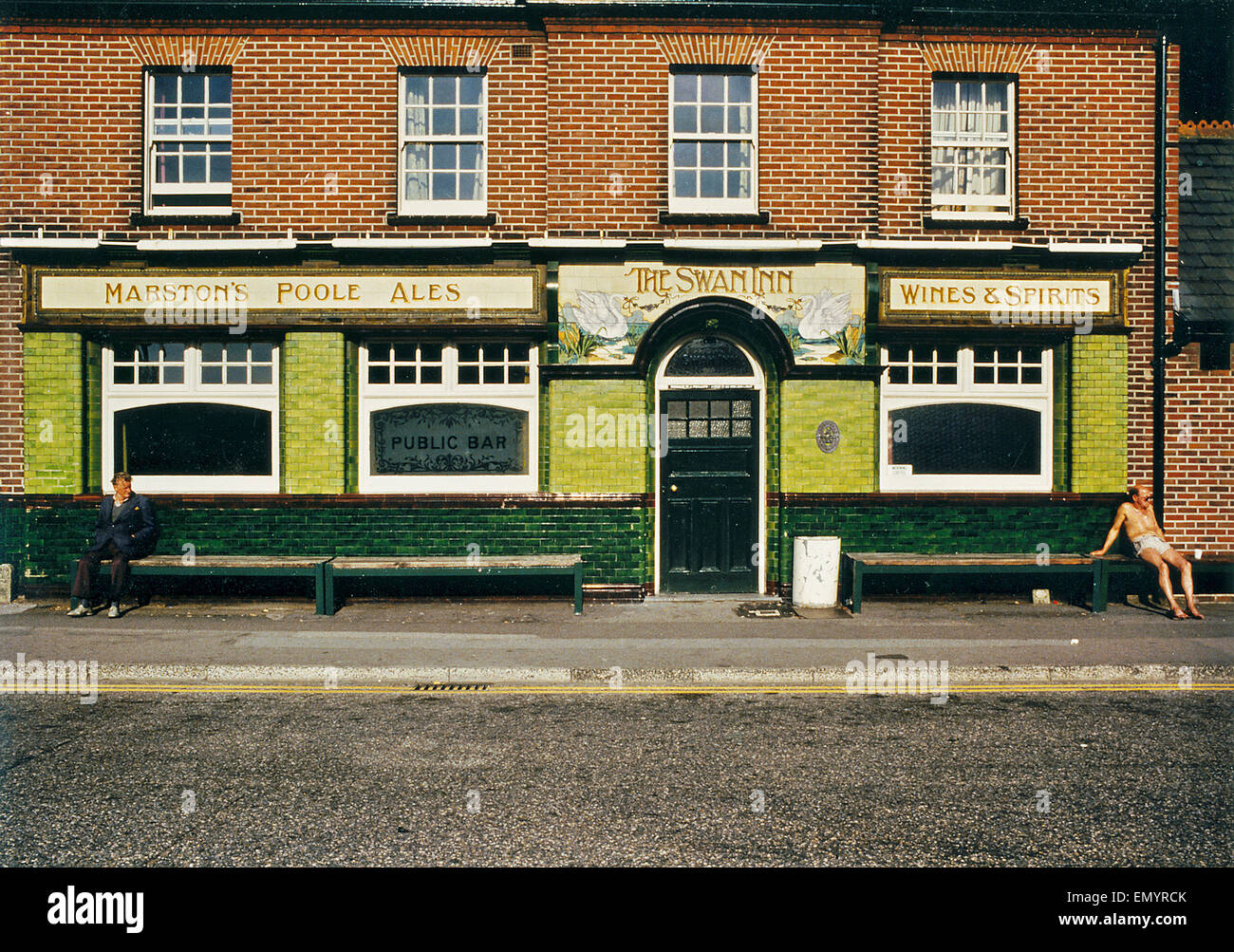 In attesa che il pub per aprire, UK,anni ottanta Foto Stock