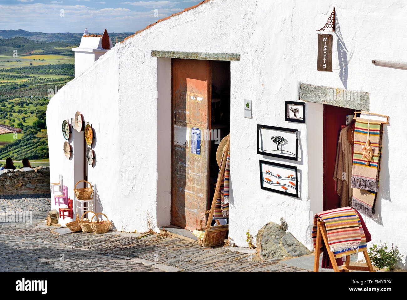 Portogallo Alentejo: negozi di artigianato e vista panoramica nel villaggio storico Monsaraz Foto Stock