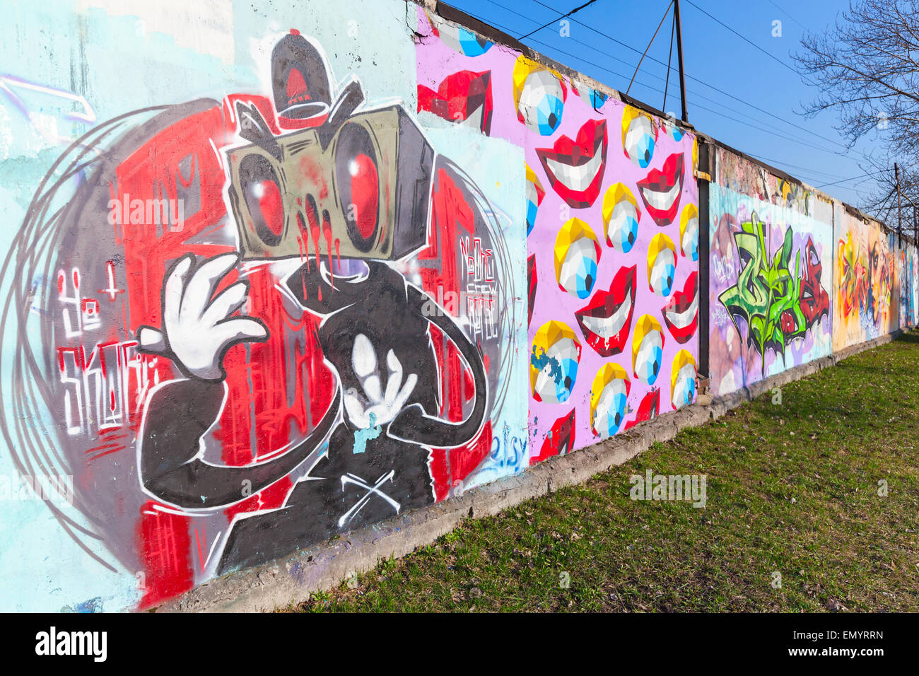 San Pietroburgo, Russia - Aprile 6, 2015: coloratissimo graffito con il personaggio dei fumetti su vecchie grigie pareti in calcestruzzo Foto Stock