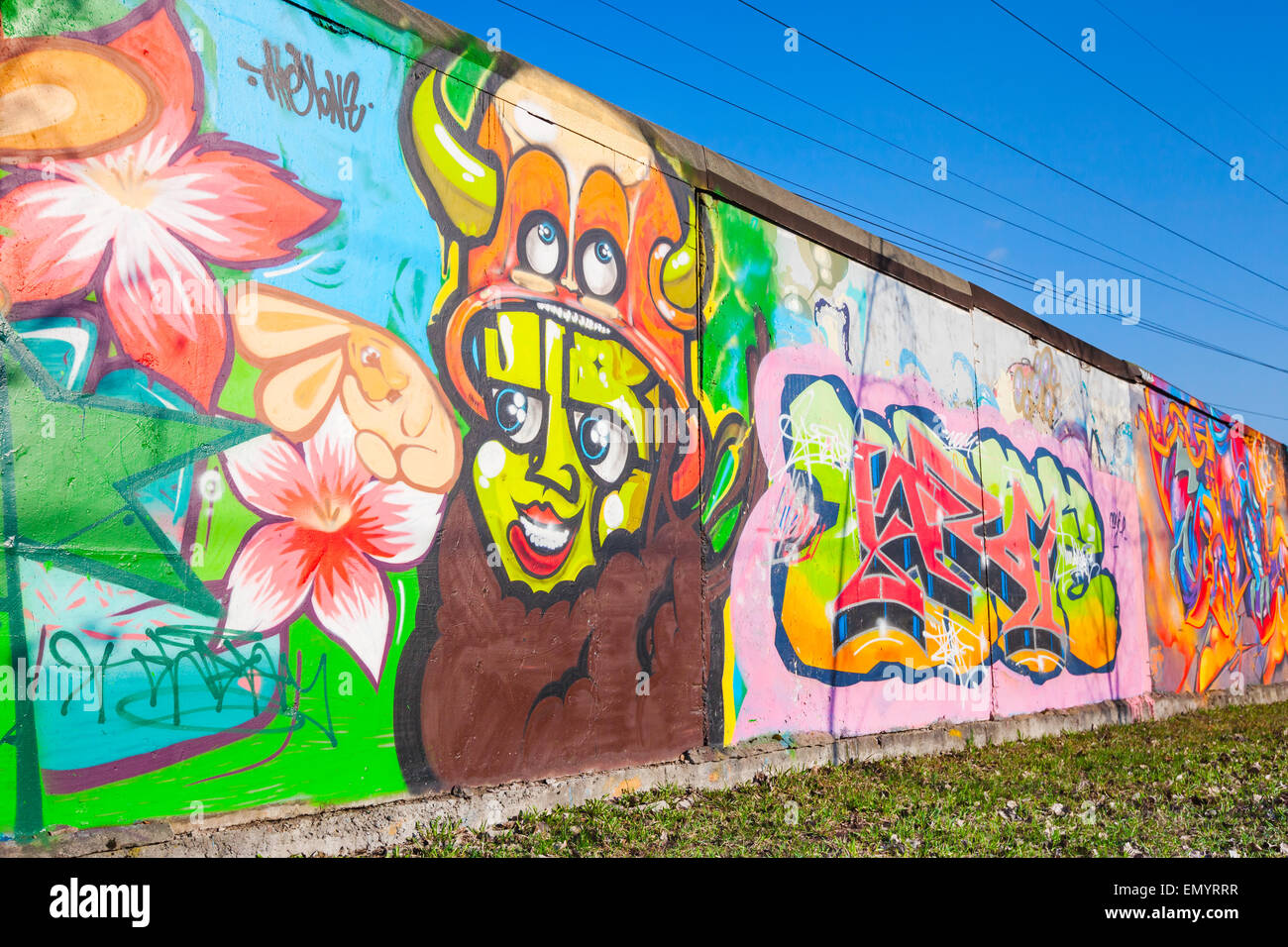 San Pietroburgo, Russia - Aprile 6, 2015: coloratissimo graffito con il personaggio dei fumetti più vecchio di cemento grigio pareti garage Foto Stock