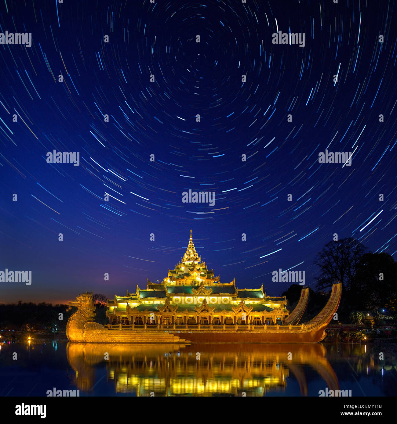 Tracce stellari sopra la Karaweik, una replica di un birmani Royal Barge sul lago Kandawgyi a Yangon in Myanmar. Foto Stock
