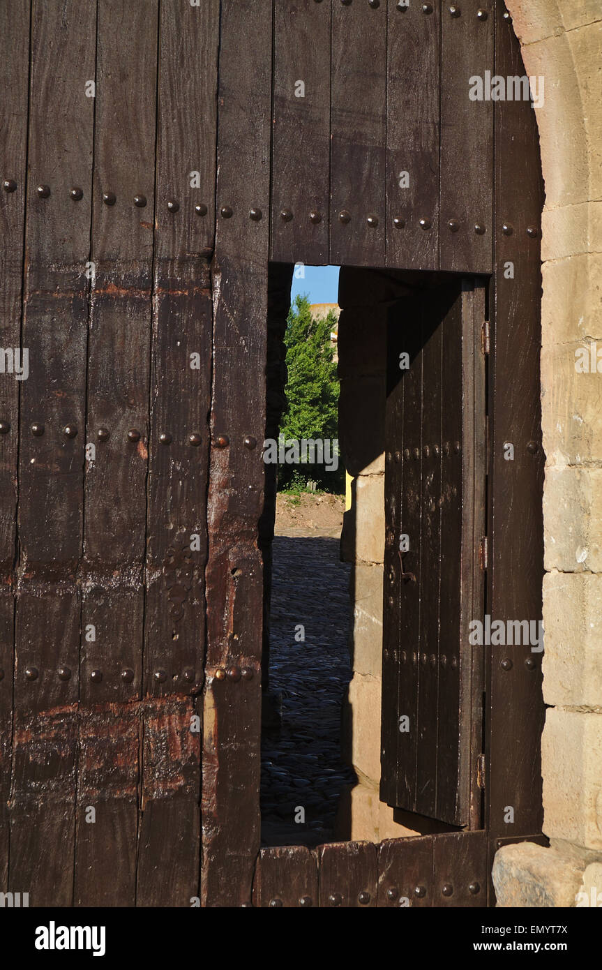 Porta del castello medievale di Castro Marim in Algarve, PORTOGALLO Foto Stock