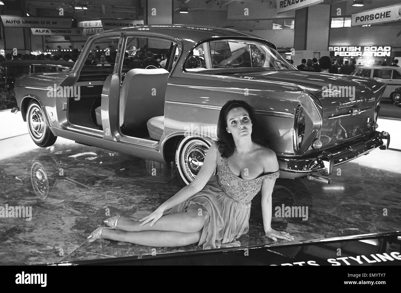 Il modello si siede accanto a una Humber auto al British International Motor Show di Londra il 19 ottobre 1965. Foto Stock