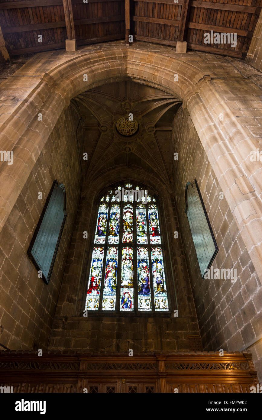 Interno del 'Cattedrale del picco', Tideswell, Derbyshire. Finestra sotto la torre. Foto Stock