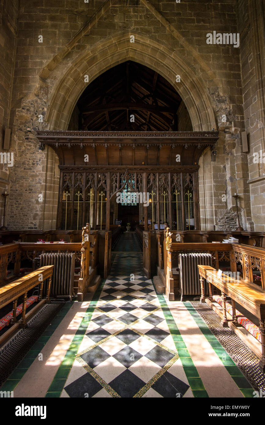 Il coro nella chiesa di San Giovanni Battista nel villaggio di Tideswell, Derbyshire. Foto Stock