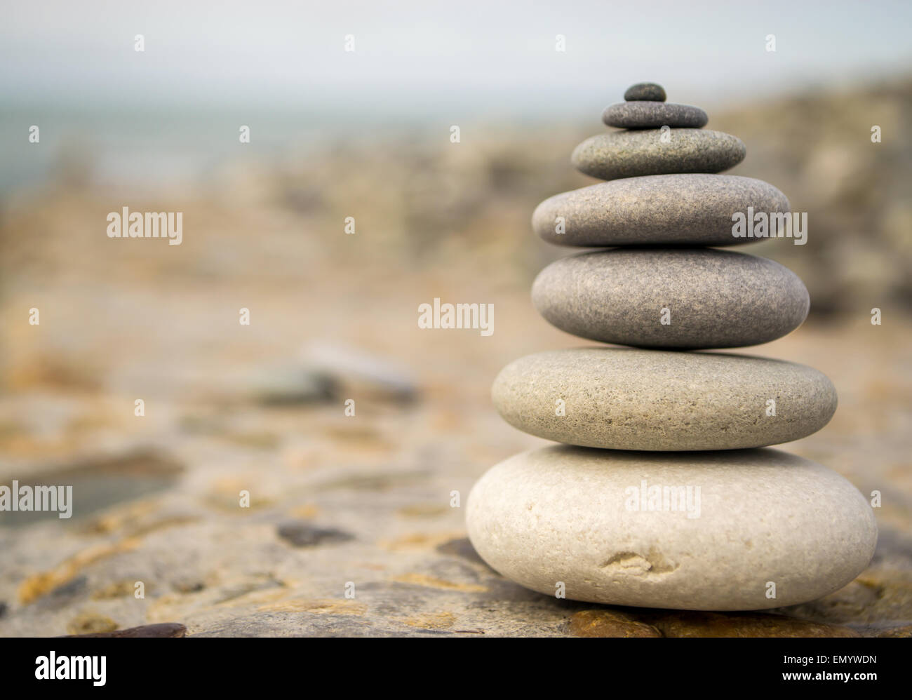 Pietre di bilanciamento su una pietra grezza sullo sfondo Foto Stock