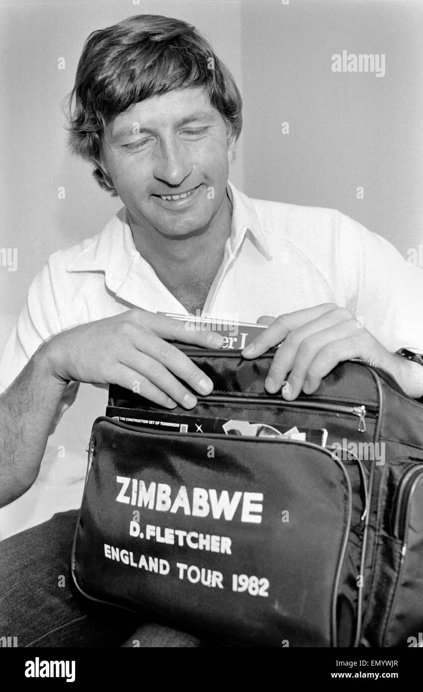 Duncan Fletcher capitano dello Zimbabwe di cricket, raffigurato nella sua camera di albergo a Nottingham. Giugno 1983 Foto Stock