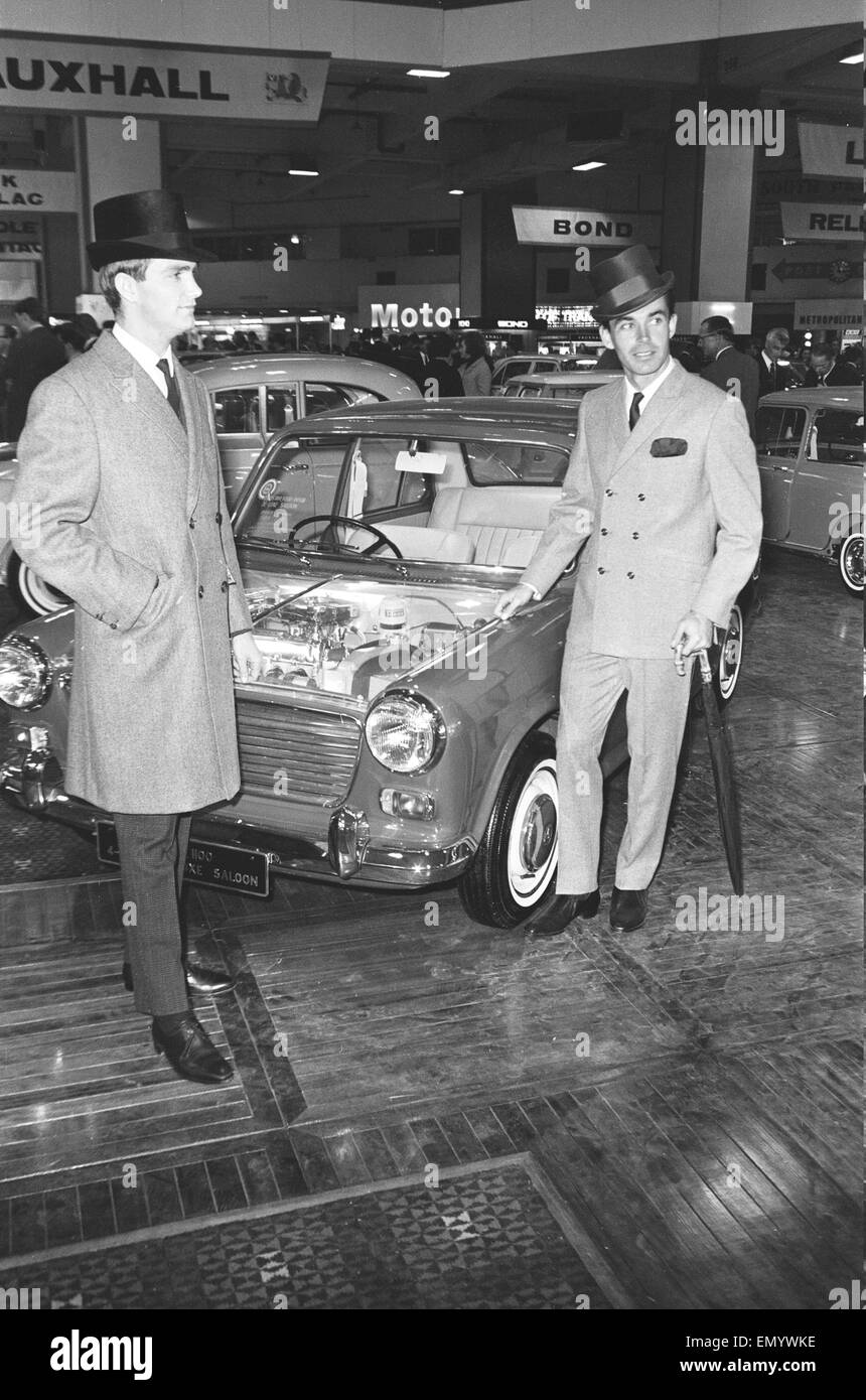 Modelli maschio posano con Austin Mini vetture al British International Motor Show di Londra il 19 ottobre 1965. Foto Stock