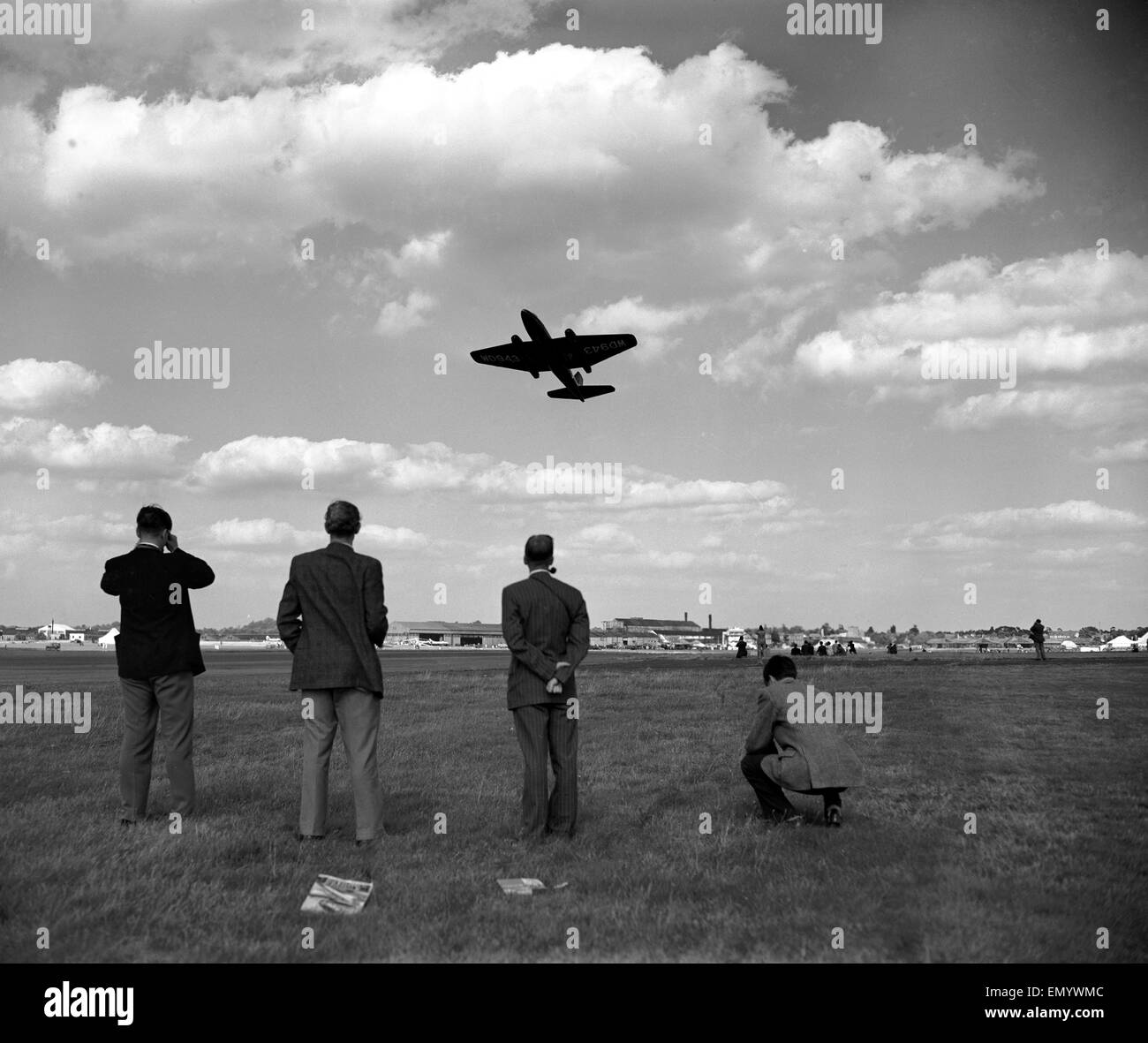 Il primo prodotto britannico bombardiere, la English Electric Canberra B2, effettua il suo primo volo di prova a Farnborough Airshow, settembre 1952. Avro Vulcan B1 aerei bombardieri 5 settembre 1955. Foto Stock