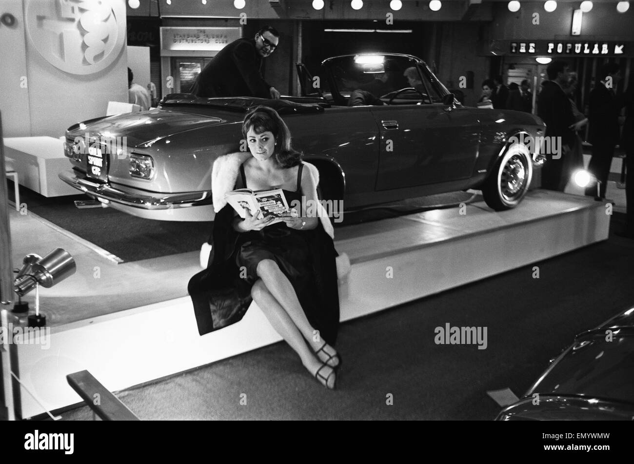 Il modello si siede accanto a uno sprint CTC al British International Motor Show di Londra il 19 ottobre 1965. Foto Stock