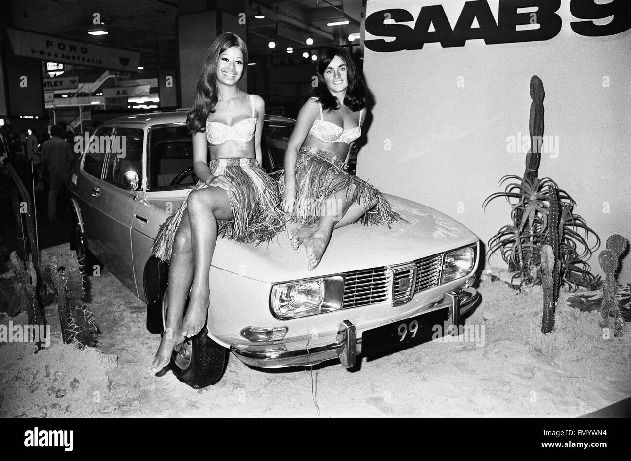Modelli drapped sopra il cofano del motore di un Saab 99 Automobile al 1969 Motor Show 1 Giugno 1969 Foto Stock