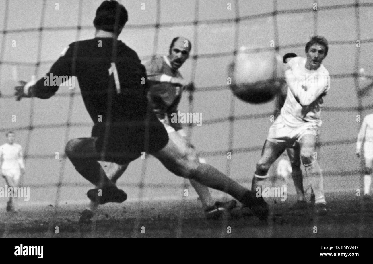 Coppa europea di quarti di finale prima gamba a Old Trafford. Il Manchester United 3 v Benfica 2. (United vincere 8-3 sull'aggregato). Denis legge invia Benfica portiere Costa Pereira il sbagliato a mettere uniti in un 2-1 piombo. 2° febbraio 1966. Foto Stock