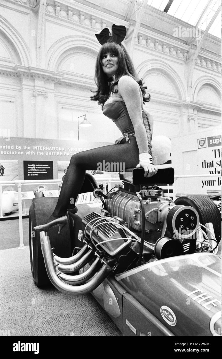 Modello drapped su un hot rod dragster auto al Motor Show di Horticultural Hall 2 gennaio 1968. Foto Stock