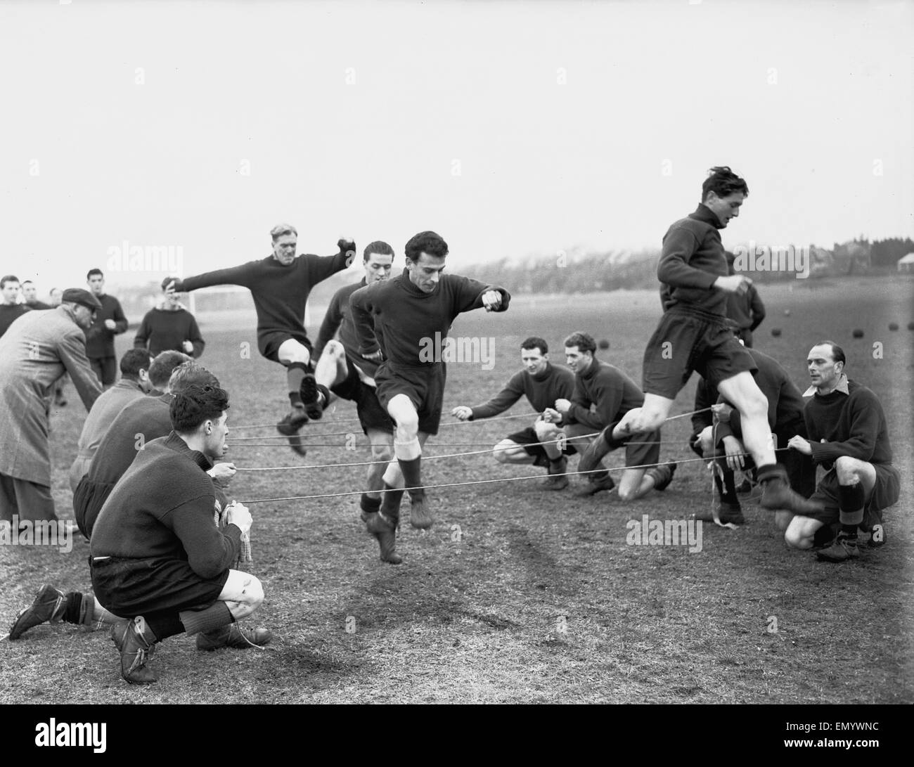 Membri del Bristol Rovers Calcio raffigurato nella prima della formazione di FA Cup match contro Chelsea. Il 26 gennaio 1955. Foto Stock