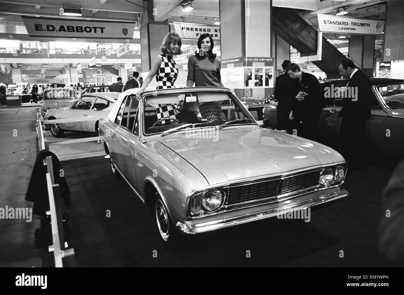 I modelli in posa di questo soft top Ford Consul al Motor Show di Londra il 18 ottobre 1966. Foto Stock