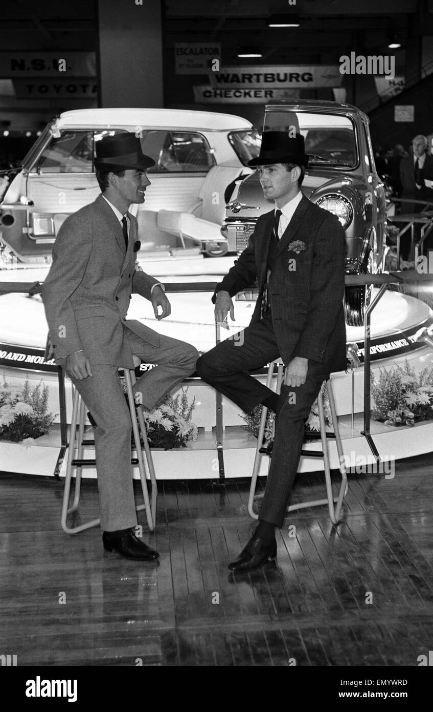 Modelli maschio posano con Austin Mini vetture al British International Motor Show di Londra il 19 ottobre 1965. Foto Stock
