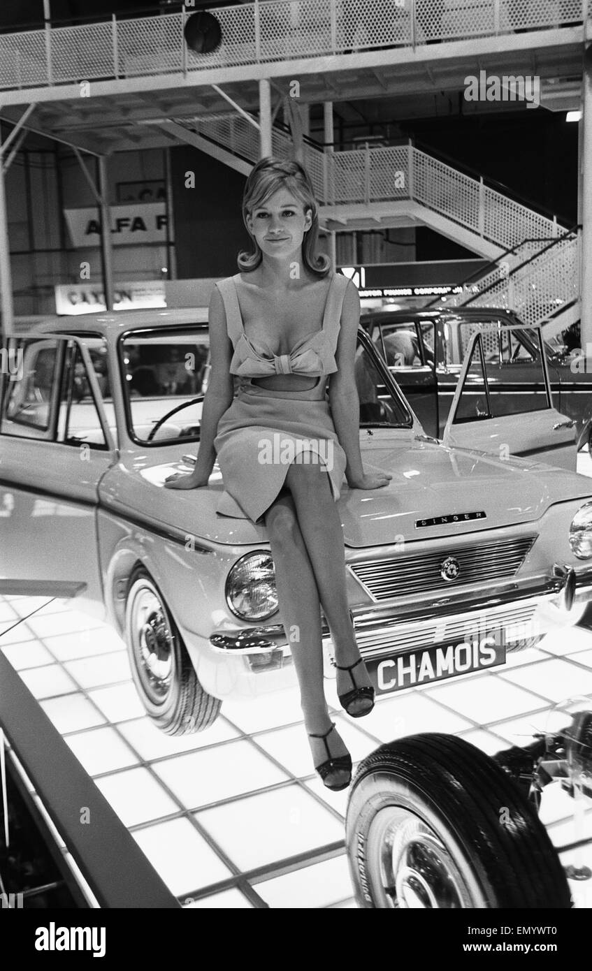 Modello drapped oltre un camoscio Rootes auto al British International Motor Show di Londra xx ottobre 1964. Foto Stock