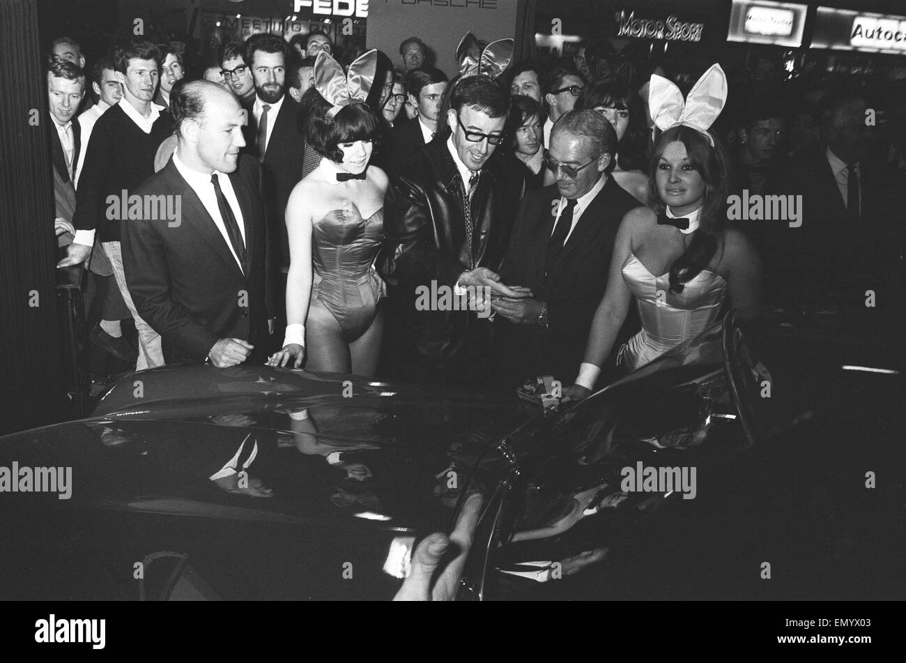 Bunny ragazze e Pietro venditore visto qui al British International Motor Show di Londra il 19 ottobre 1965. Foto Stock