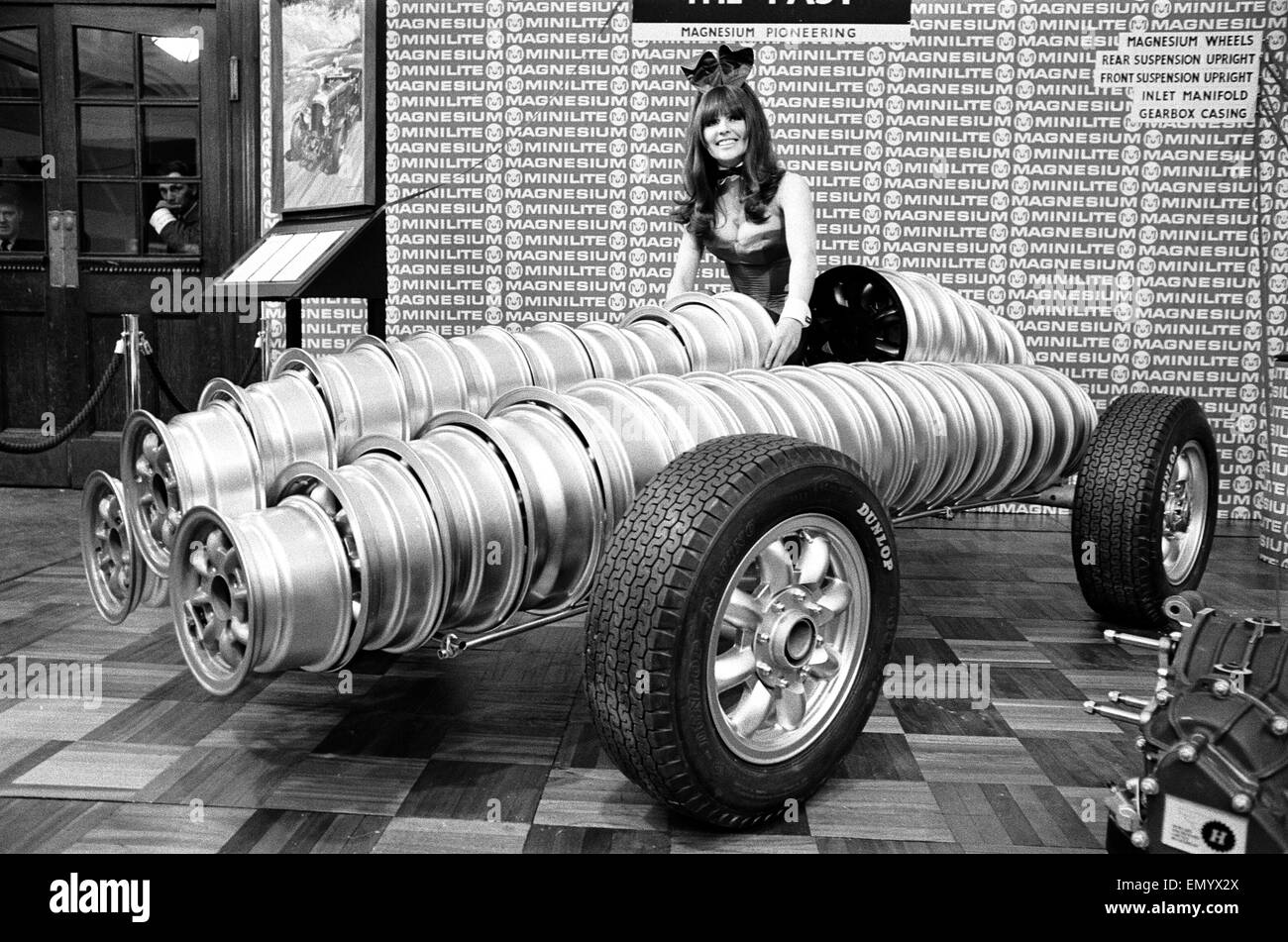Modello drapped su auto realizzato dalle ruote al Motor Show di Horticultural Hall 2 gennaio 1968. Foto Stock