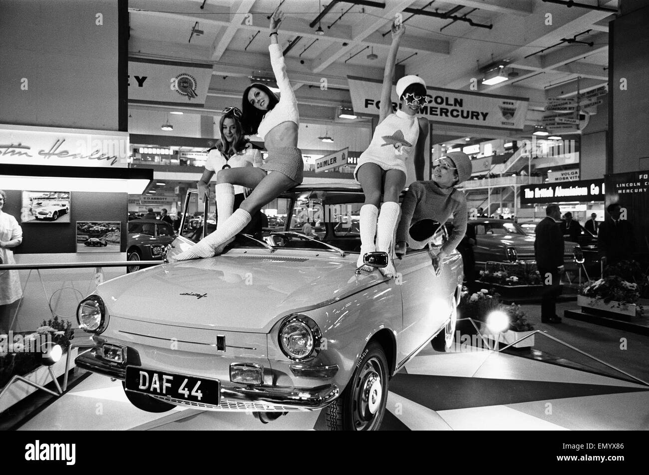 Modelli drapped oltre a DAF 44 auto al Motor Show di Londra il 18 ottobre 1966. Foto Stock